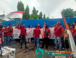 Eks Karyawan PT. SGS Kembali Datangi Pabrik Triplek Bangsalsari, Bentangkan Spanduk Bertuliskan ” Bupati Jember Rakyatmu Ditindas “