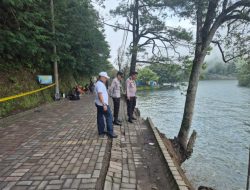 Talud Telaga Sarangan Magetan Amblas, Polisi Dan BPBD Gerak Cepat Evakuasi Korban Serta 7 Motor Tercebur Ke Danau