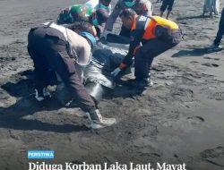 Diduga Korban Laka Laut,mayat Pria Tanpa Identitas Mengapung di pantai Pandanwangi Lumajang