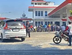 Thunder Dilarang, Vixion Bermunculan Intip Akal Cerdik Pedagang Bensin Eceran Antre BBM di Jember